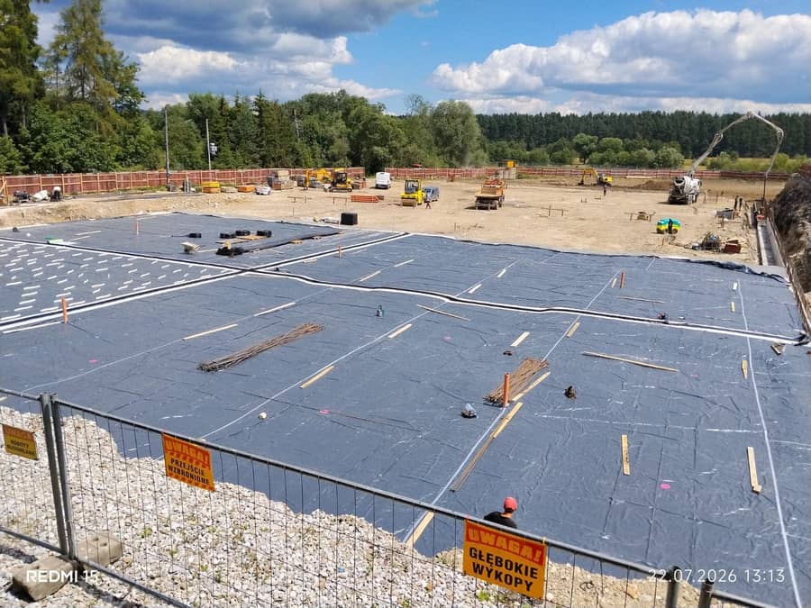 Ekipa układająca zbrojenie płyty fundamentowej