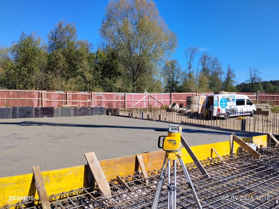 Zabetonowane pole płyty i zbrojenie kolejnego pola